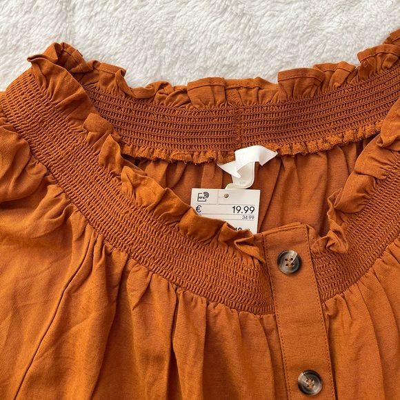 H&M Top with Button Detailing - Picture 2 of 3